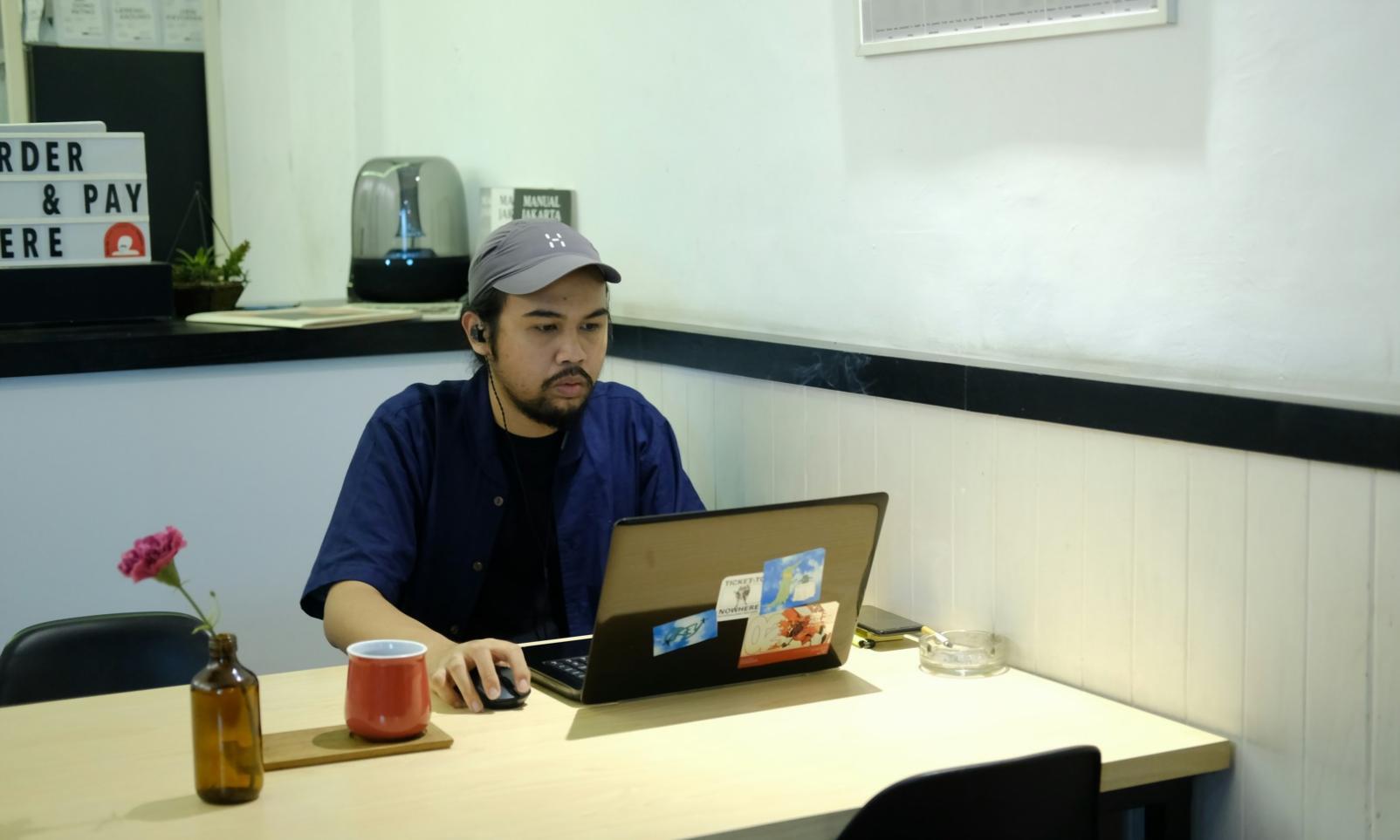 Students working together on testing projects in collaborative learning environment